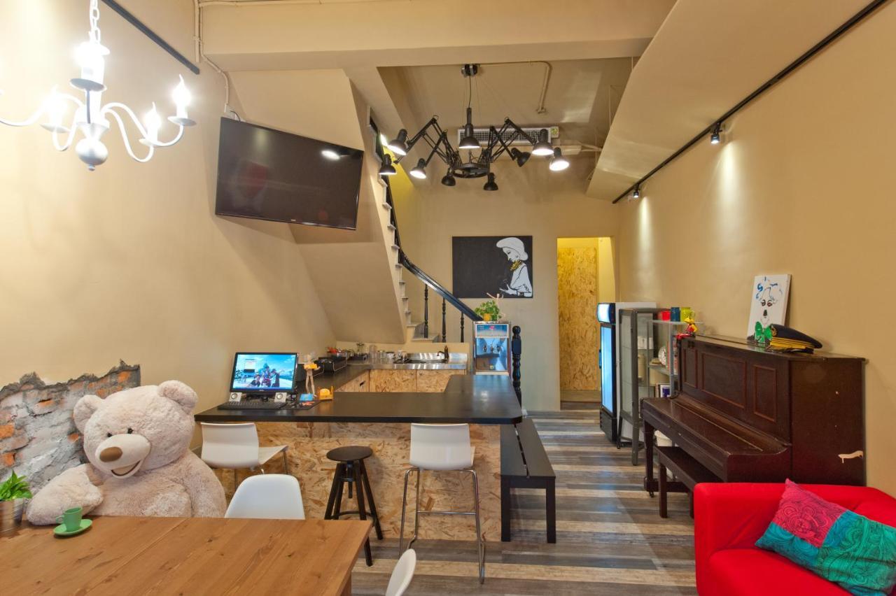 Leo 111/Arena Ruifeng Hotel Каосюн Екстериор снимка
